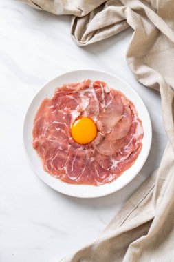 taze dilimlenmiş domuz ham yumurta pişirme veya shabu shabu ve sukiyaki yapma ile