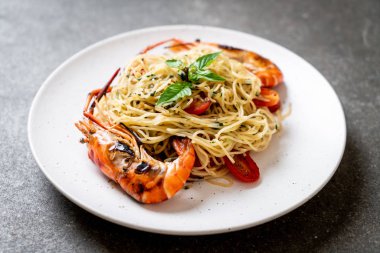 ızgara karides ve domates - İtalyan Füzyon gıda tarzı ile tavada kızartılmış spagetti