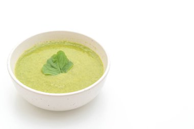 Ispanak çorba kasesi beyaz arka plan üzerinde izole