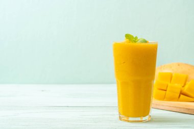 taze mango smoothies - sağlıklı yiyecek ve içecek konsepti