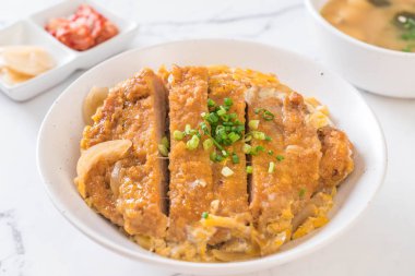 Kızarmış domuz pirzolası kasesi (Katsudon) - Japon yemek tarzı
