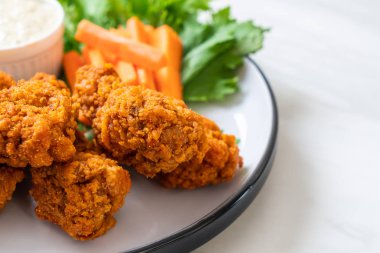 Sebzeli kızarmış tavuk kanadı.