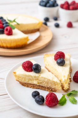 Ev yapımı cheesecake taze ahududu ve yaban mersini ile