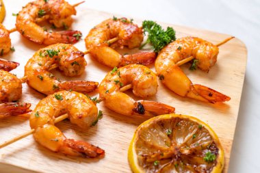 Limon - deniz ürünleri tarzı ile ızgara kaplan karides şiş