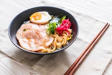 Baharatlı miso udon ramen noodle ile domuz eti - Japon gıda tarzı