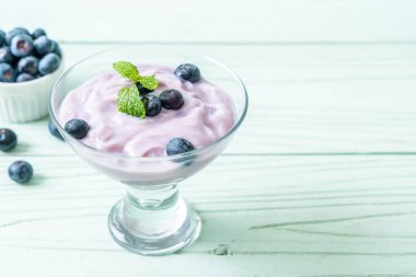 Taze yaban mersinli ev yapımı yoğurt