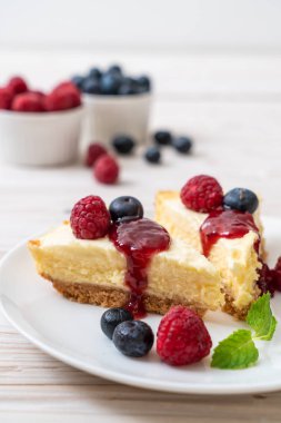 Ev yapımı cheesecake taze ahududu ve yaban mersini ile
