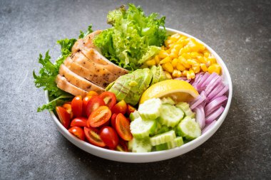 Tavuk göğsü - sağlıklı gıda tarzı ile sağlıklı salata kasesi