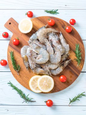 taze karides veya karides malzemelerle ahşap tahta üzerinde ham