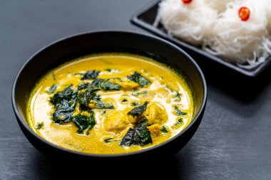 Tay çorbası ile Yengeç ve Hindistan cevizi sütü - Tay gıda tarzı köri