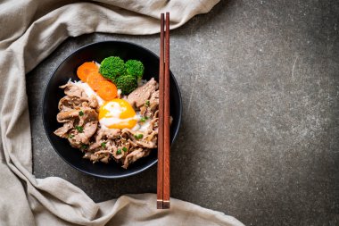 Donburi, domuz eti Pilav kasesi onsen yumurta ve sebze - Japon gıda tarzı