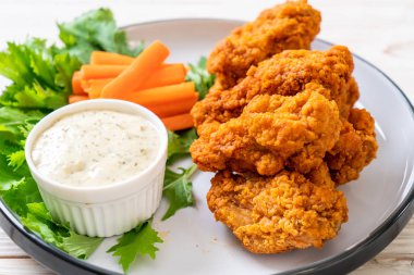 Kızarmış baharatlı tavuk kanadı