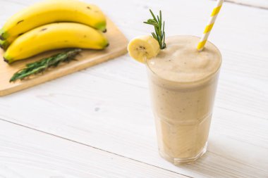 muz smoothies cam ahşap masa üzerinde