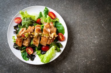 ızgara tavuk salata sebze ile