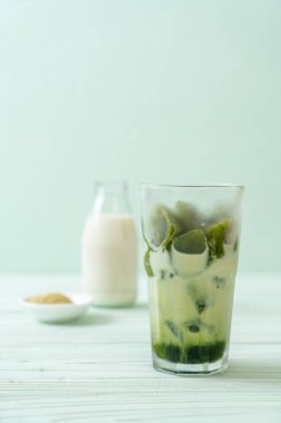 Matcha yeşil çay buzlu cam sütlü