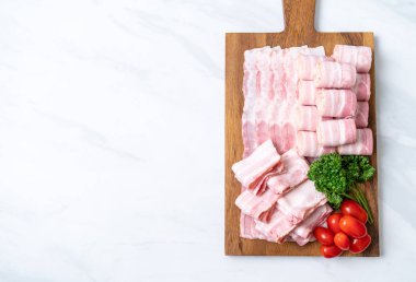 Ahşap tahta üzerinde çiğ domuz pastırma dilimlenmiş