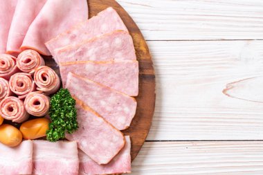 pastırma, sosis, jambon füme ve barbekü pastırma ahşap tahta üzerinde