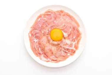 taze dilimlenmiş domuz ham yumurta pişirme veya shabu shabu ve beyaz arka plan üzerinde izole sukiyaki yapma ile