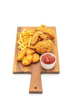 Beyaz arka plan üzerinde izole kızarmış tavuk patates kızartması ve nuggets yemek (abur cubur ve sağlıksız yiyecek)
