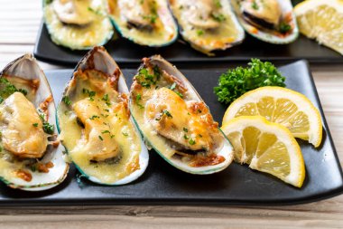 Peynirli taze midye.