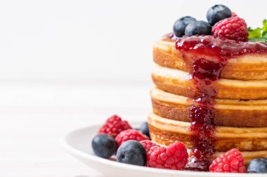 Taze ahududu ve yaban mersini ile gözleme