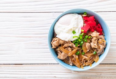 domuz eti pilav kasesi ile yumurta (Donburi) - Japon yemekleri 