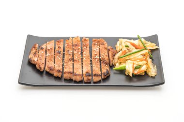 Beyaz arka plan üzerinde izole sebze ile dilimlenmiş domuz biftek ızgara