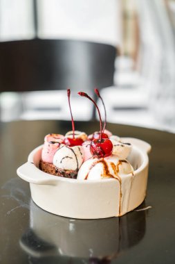 pişmiş hatmi ve dondurma kase ile çikolatalı kek