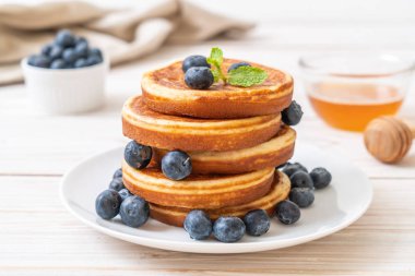 Taze yaban mersinli gözleme.