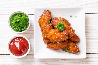 Beyaz susamlı ızgara tavuk kanadı.