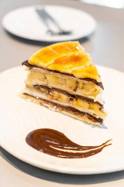 muz ve çikolata ile krep pasta