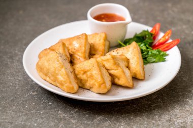 Kızarmış tofu - vegan veya Vejetaryen yiyecekler