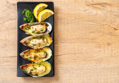 Peynirli taze midye.