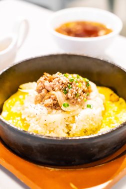 pirinç yumurta - Asya tarzı ile tavada kızartılmış sığır eti