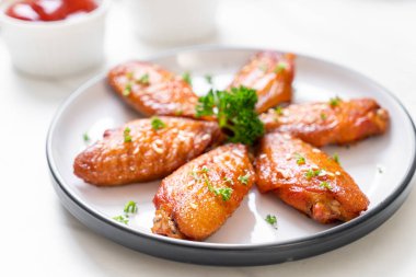 Beyaz susamlı ızgara tavuk kanadı.