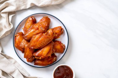Barbekü tavuk kanadı sosu ile