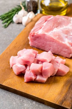 taze domuz ham filetosu ahşap tahta üzerinde