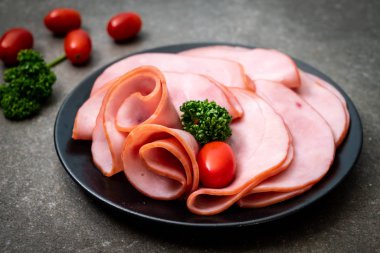 tabağa dilimlenmiş jambon füme