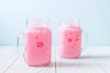 pembe çilek milkshake ahşap üzerine