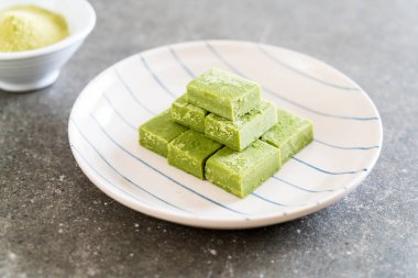 plaka üzerinde yumuşak çikolata yeşil çay