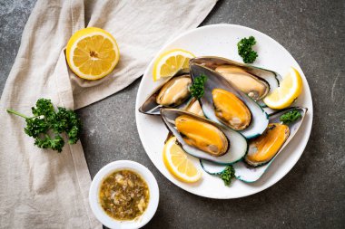 deniz ürünleri midye maydanoz ve limon ile