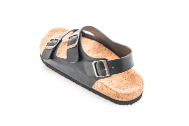 Beyaz arka planda izole erkek deri sandaletleri.