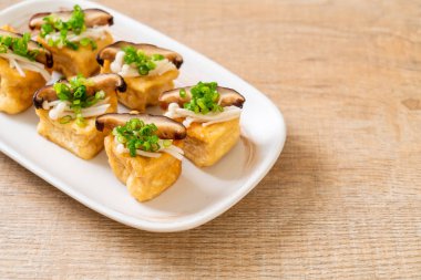 Shitake mantar ve altın iğne mantar ile kızarmış Tofu