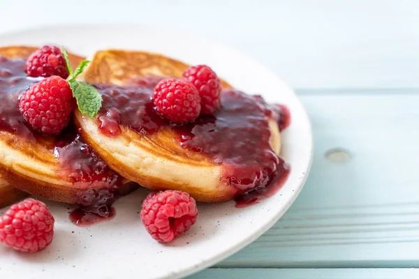 신선한 나무 딸기와 나무 딸기 소스 팬케이크 — 스톡 사진