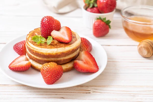 Pfannkuchen mit frischen Erdbeeren — Stockfoto