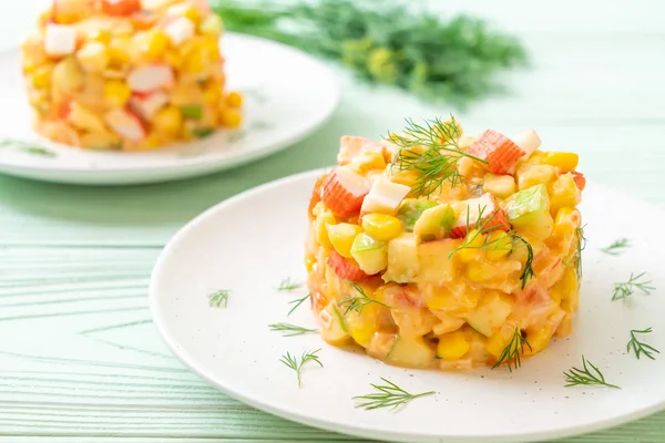 Ensalada Frutas Mixtas Con Palo Cangrejo Manzana Maíz Papaya Piña —  Fotos de Stock