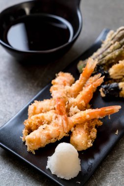karides tempura (hırpalanmış kızarmış karides) sebze - Japon gıda tarzı