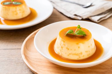 Naneli ev yapımı karamel kremalı puding.