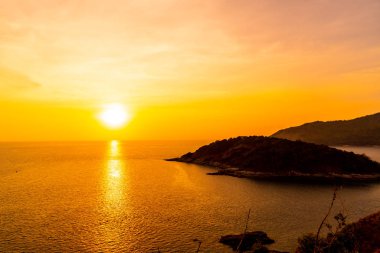 günbatımı güzel alacakaranlık gökyüzü ile deniz ve okyanus - işleme tarzı filtre efekti