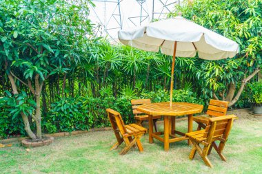 boş ahşap açık veranda masa ve sandalye dekorasyon ev bahçe